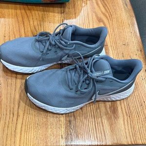 Men’s Nike Revolution